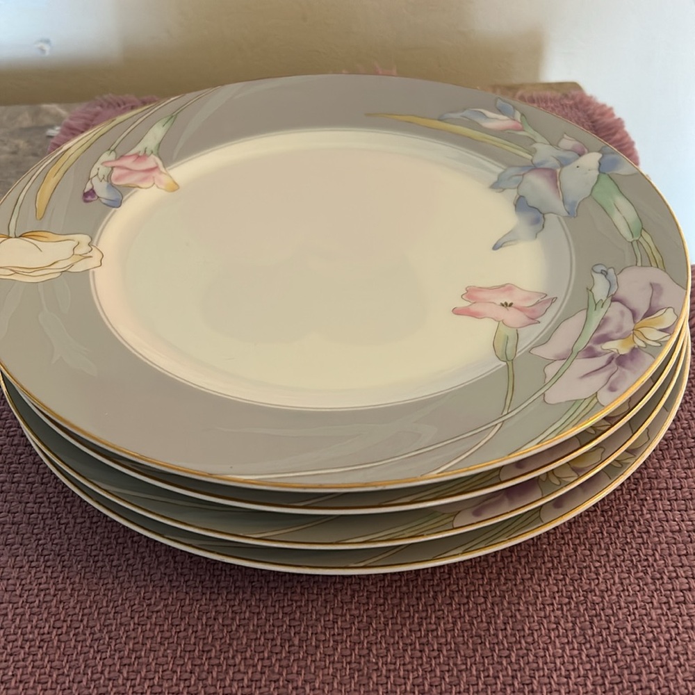 -MIKASA 4 DINNER PLATES 
Charisma Pattern Estate Sale-Pristine Condition